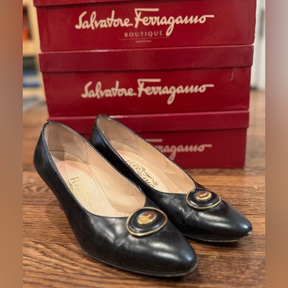 Salvatore Ferragamo Black Leather Calf Pumps with Gold Iconic Logo Size 6.5 - Picture 1 of 8